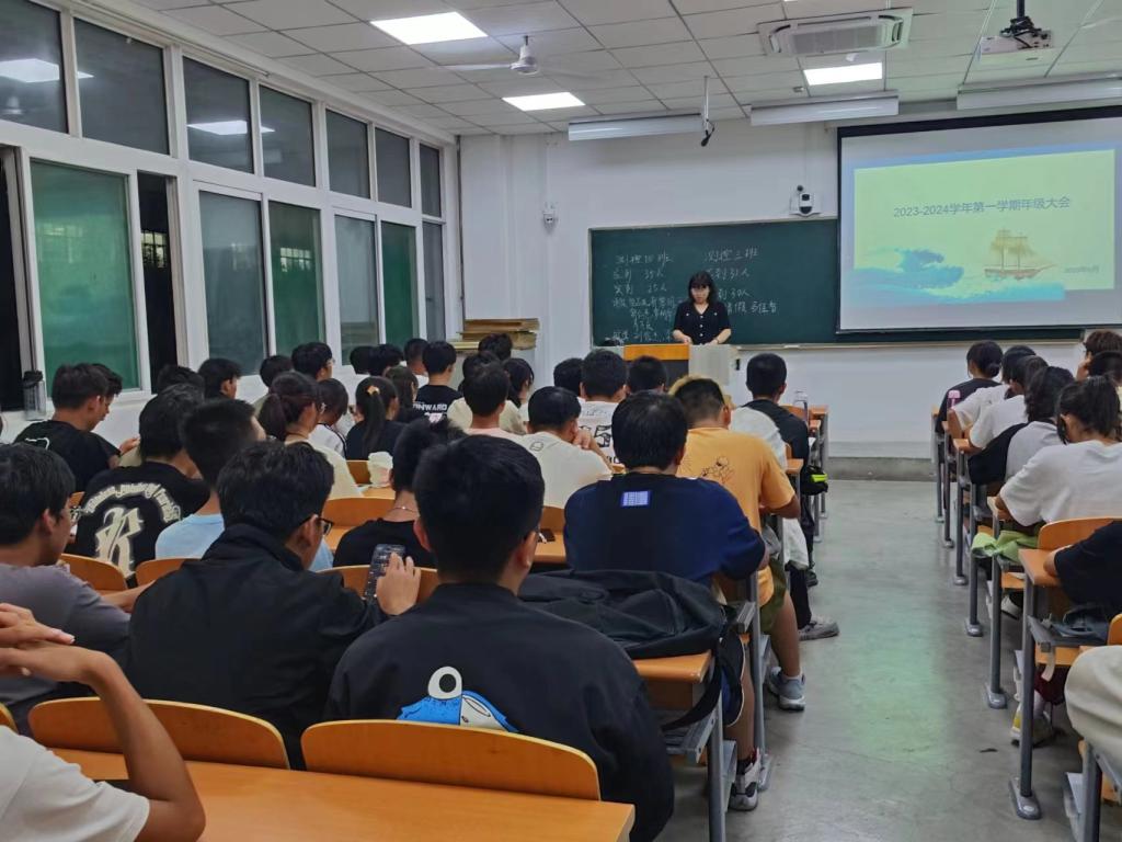 中文字幕av
召开新学期年级大会