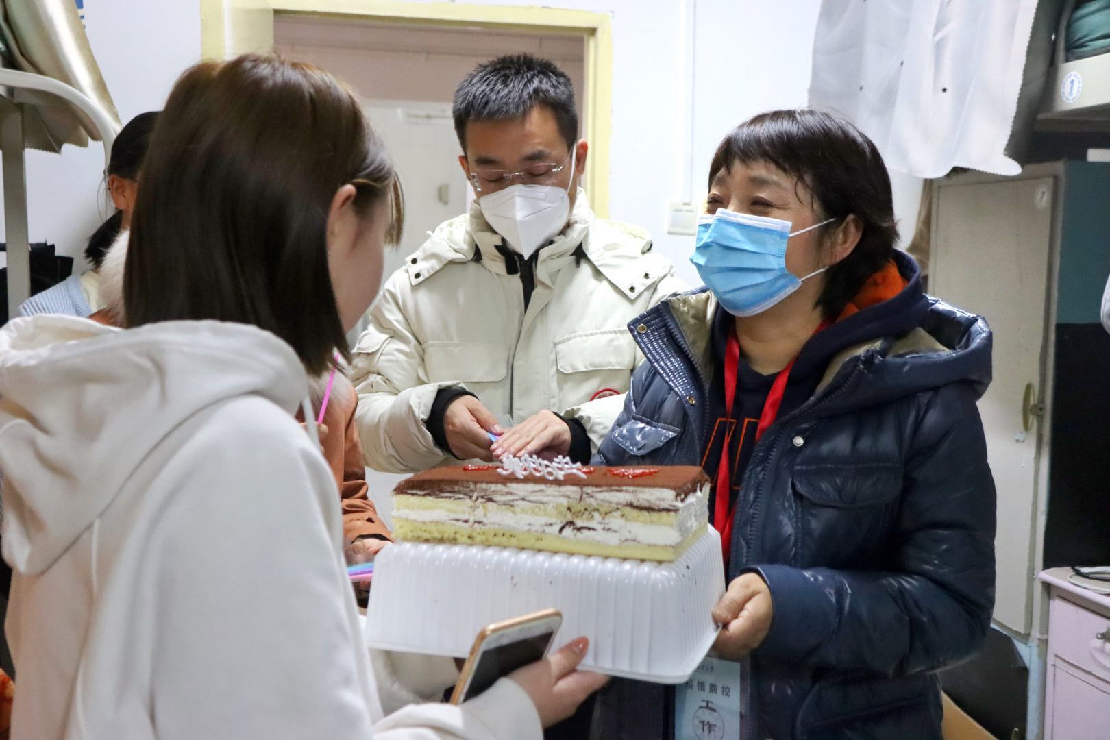 中文字幕av
：隔离病毒不隔离爱——疫情下的别样成人礼