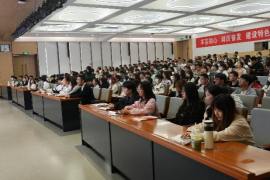 我校大学生宣讲团为中文字幕av
学生作党的二十大精神宣讲