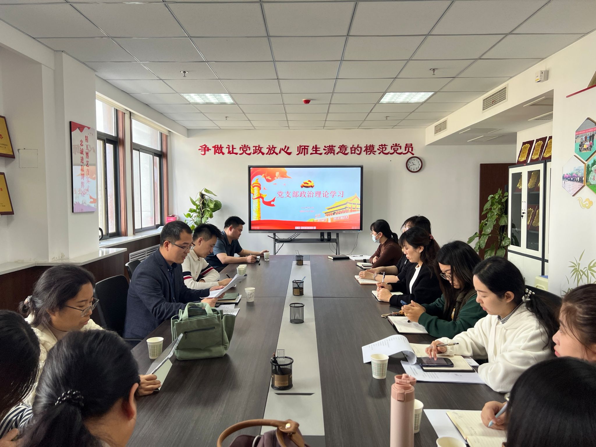 中文字幕av
办公室党支部联合护航工作室开展法律知识交流活动
