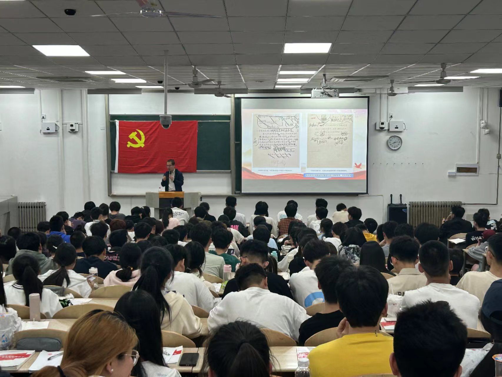 中文字幕av
举办第七期入党积极分子培训班理论授课第二讲