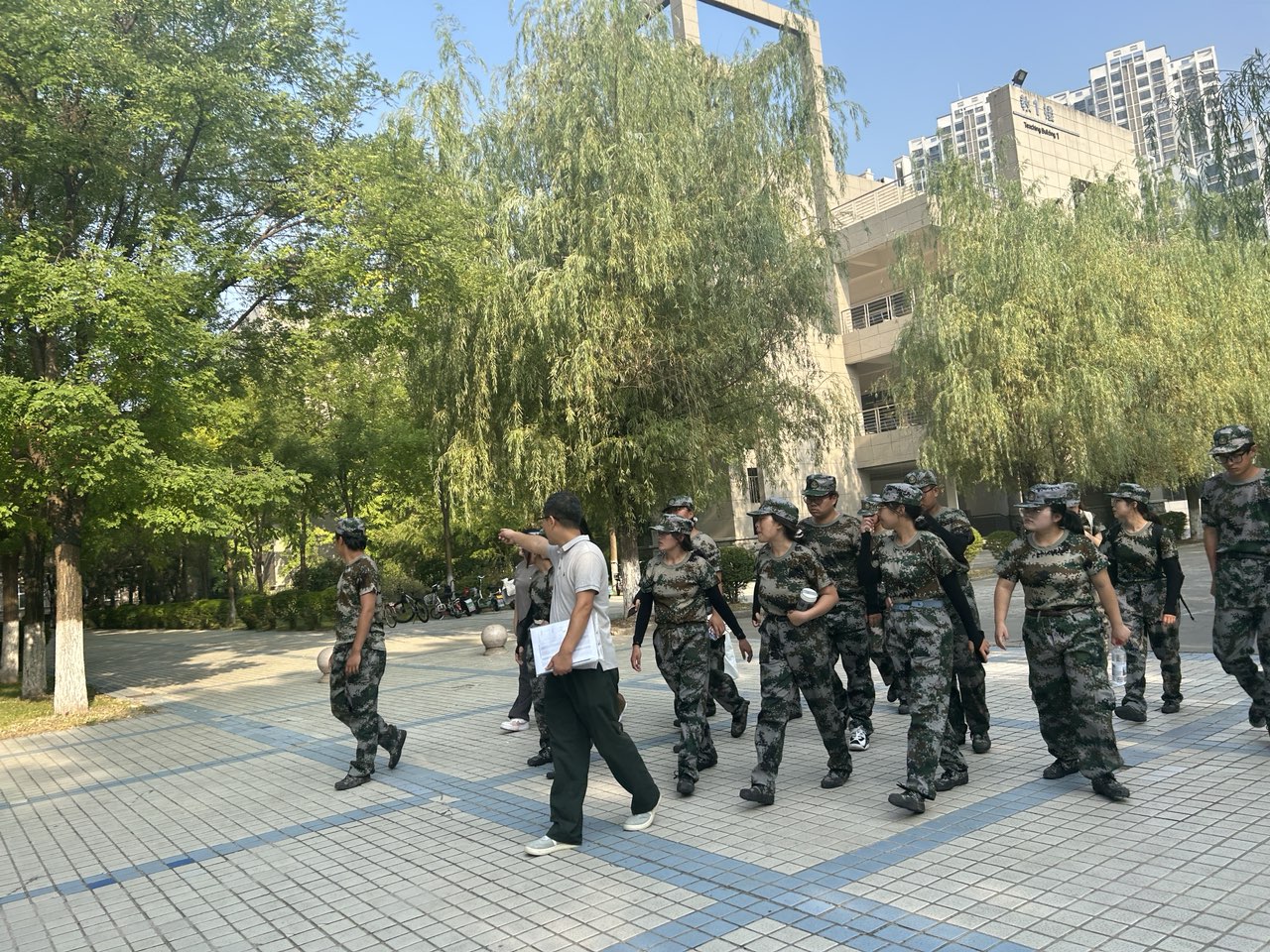 中文字幕av
举行“师长带你逛校园”活动