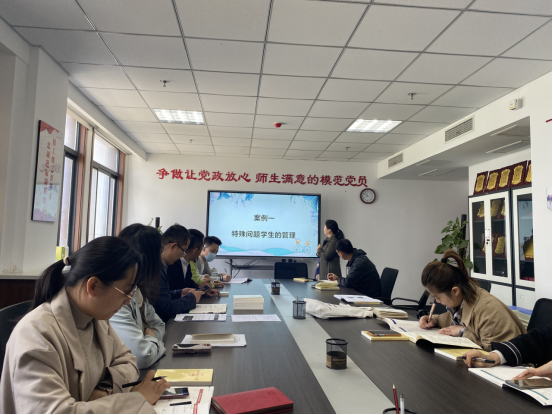 “一人一主题”——中文字幕av
开展学生工作案例研讨
