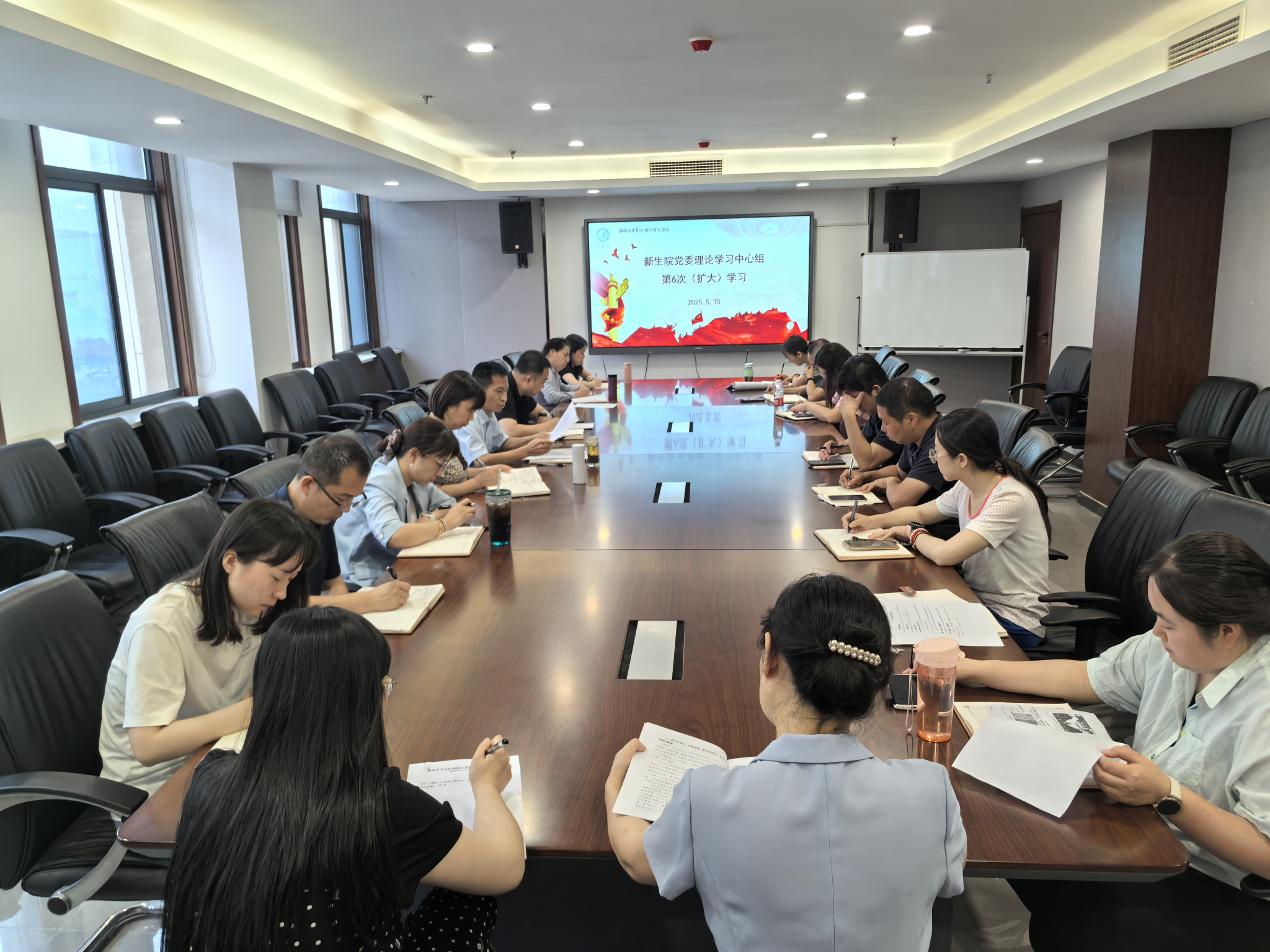 中文字幕av
组织2025年党委理论学习中心组（扩大）第6次学习