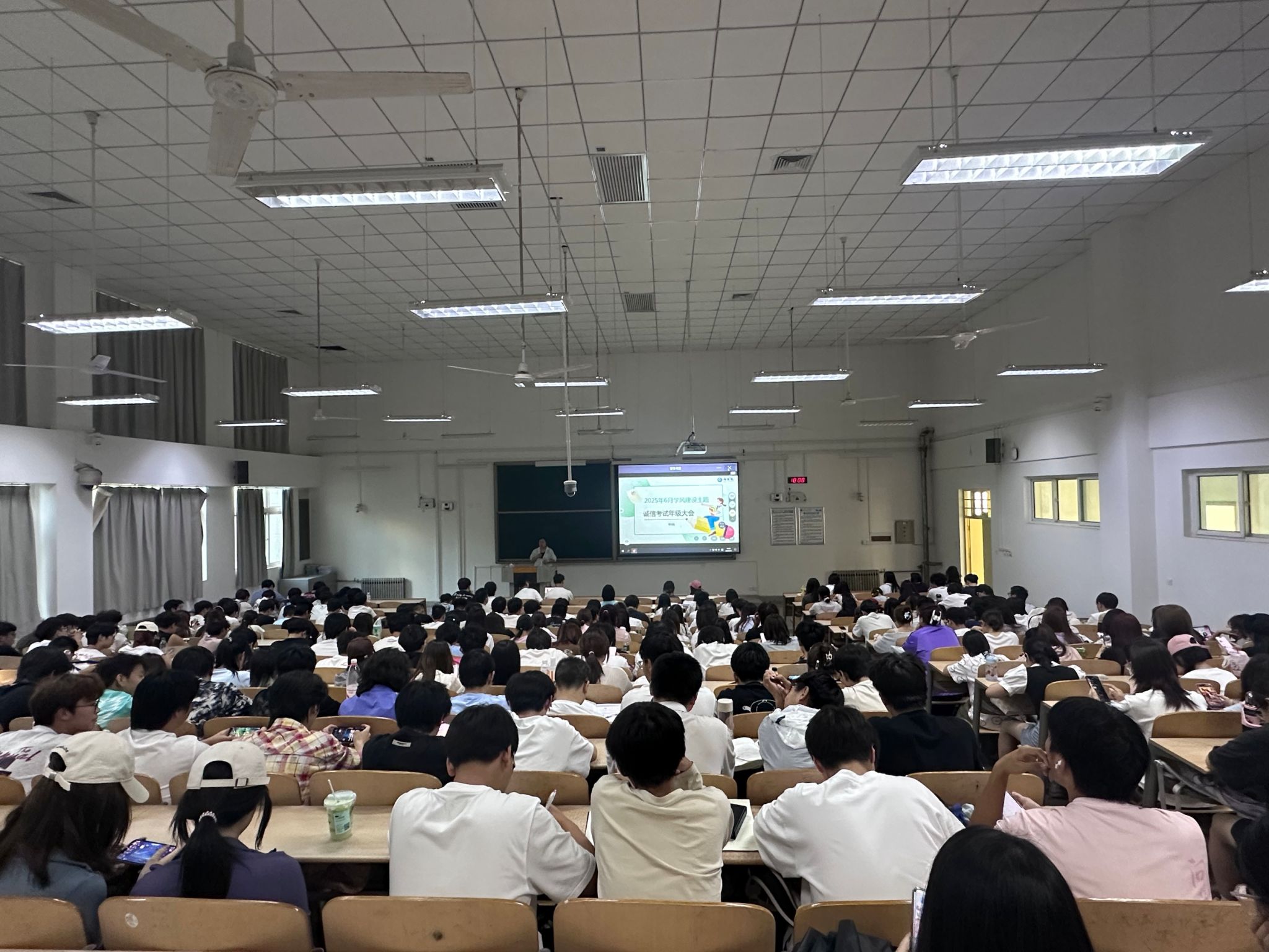 “严肃考风考纪，弘扬优良学风”—中文字幕av
开展考风考纪教育工作