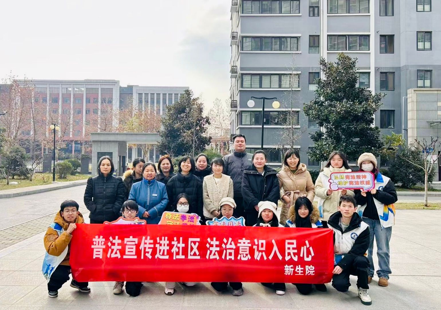 普法宣传进社区，法治意识入人心——中文字幕av
开展普法宣传活动