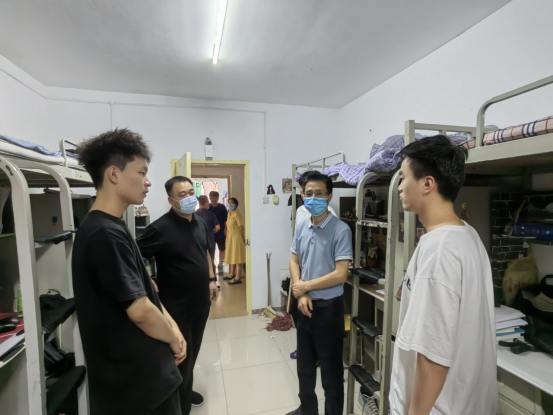 中文字幕av
领导深入公寓走访学生宿舍