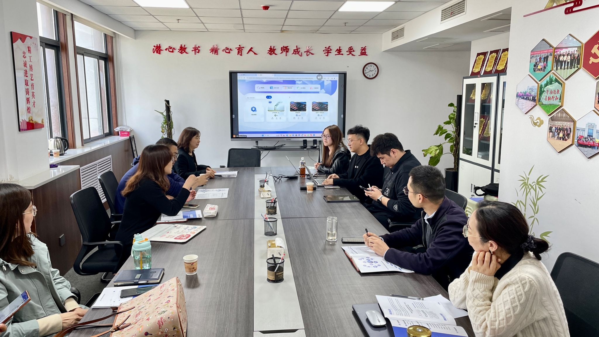 中文字幕av
开展大学数学课群数字化建设研讨会