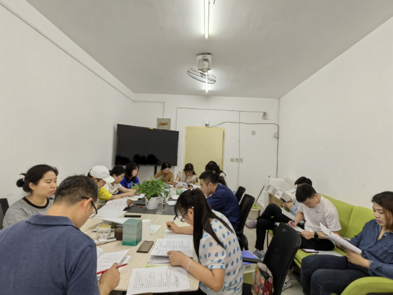 中文字幕av
组织师生开展《学生手册》专题学习研讨