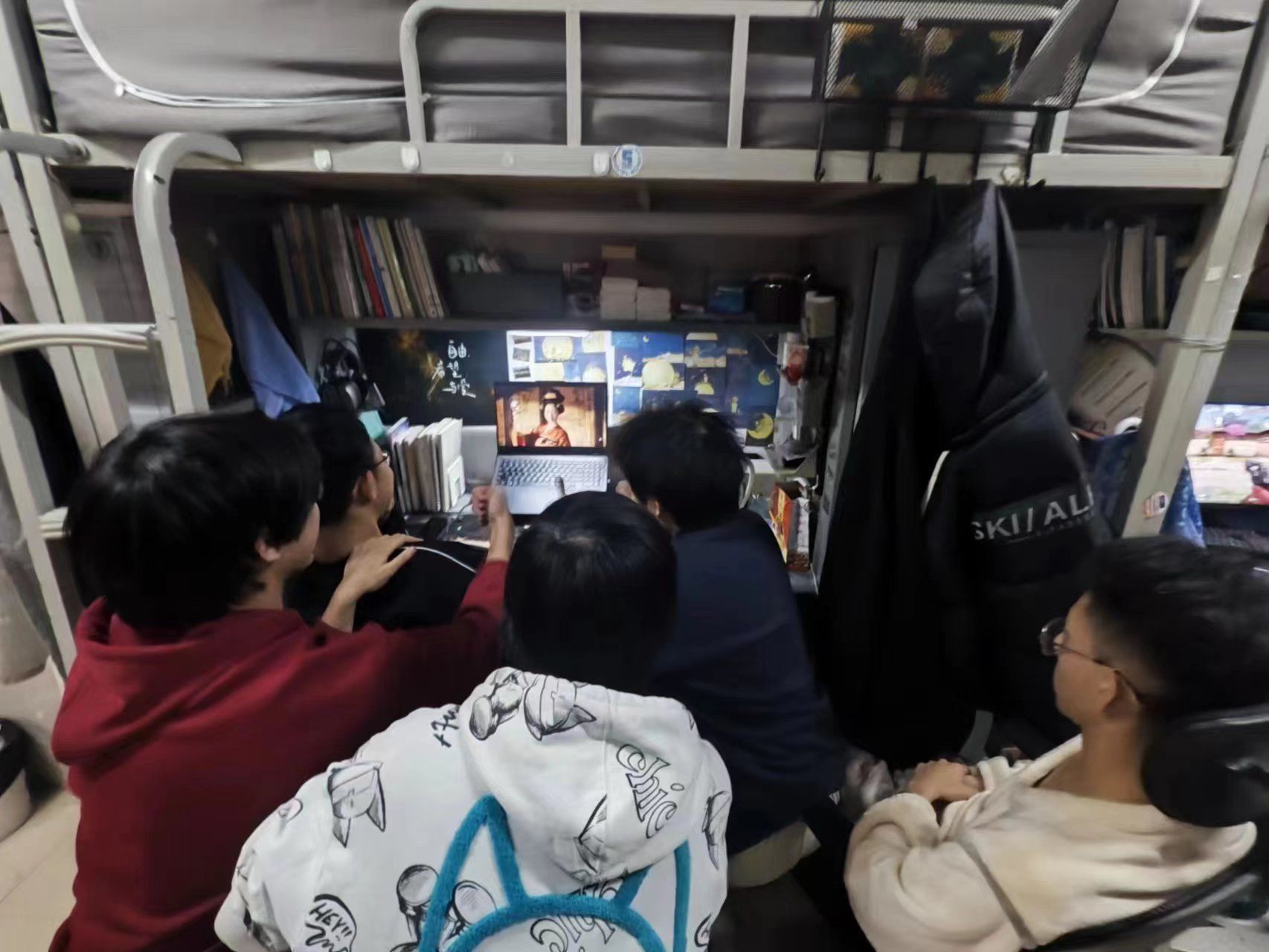 弘扬时代优秀文化助力青年全面成长——中文字幕av
组织学生观看《揭秘影视作品中的“非遗密码”》公开课