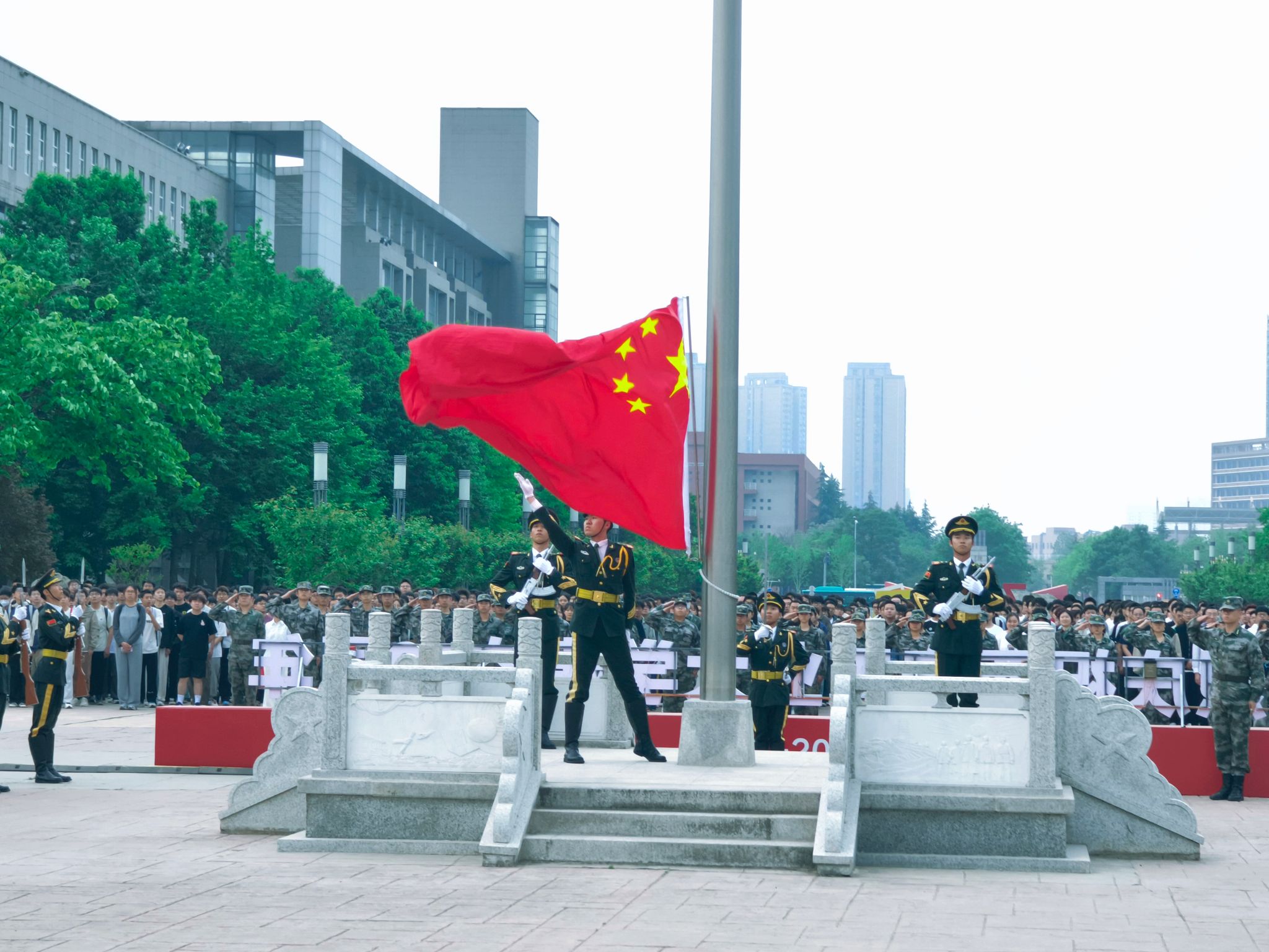 七秩薪火绽荣光  家国共进启新程——中文字幕av
举行校庆日升旗仪式
