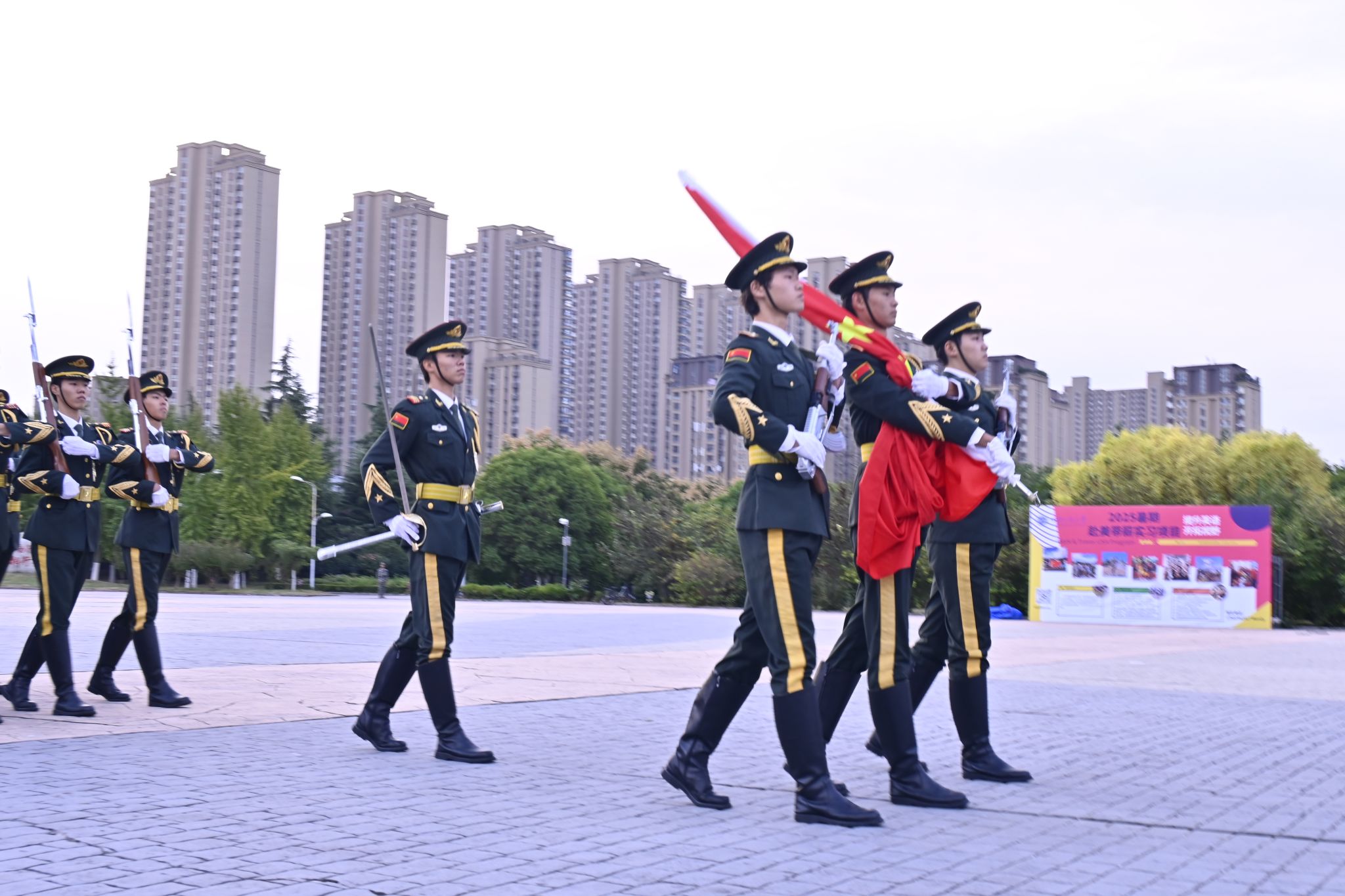 青春向党礼赞中国——中文字幕av
举行升旗仪式