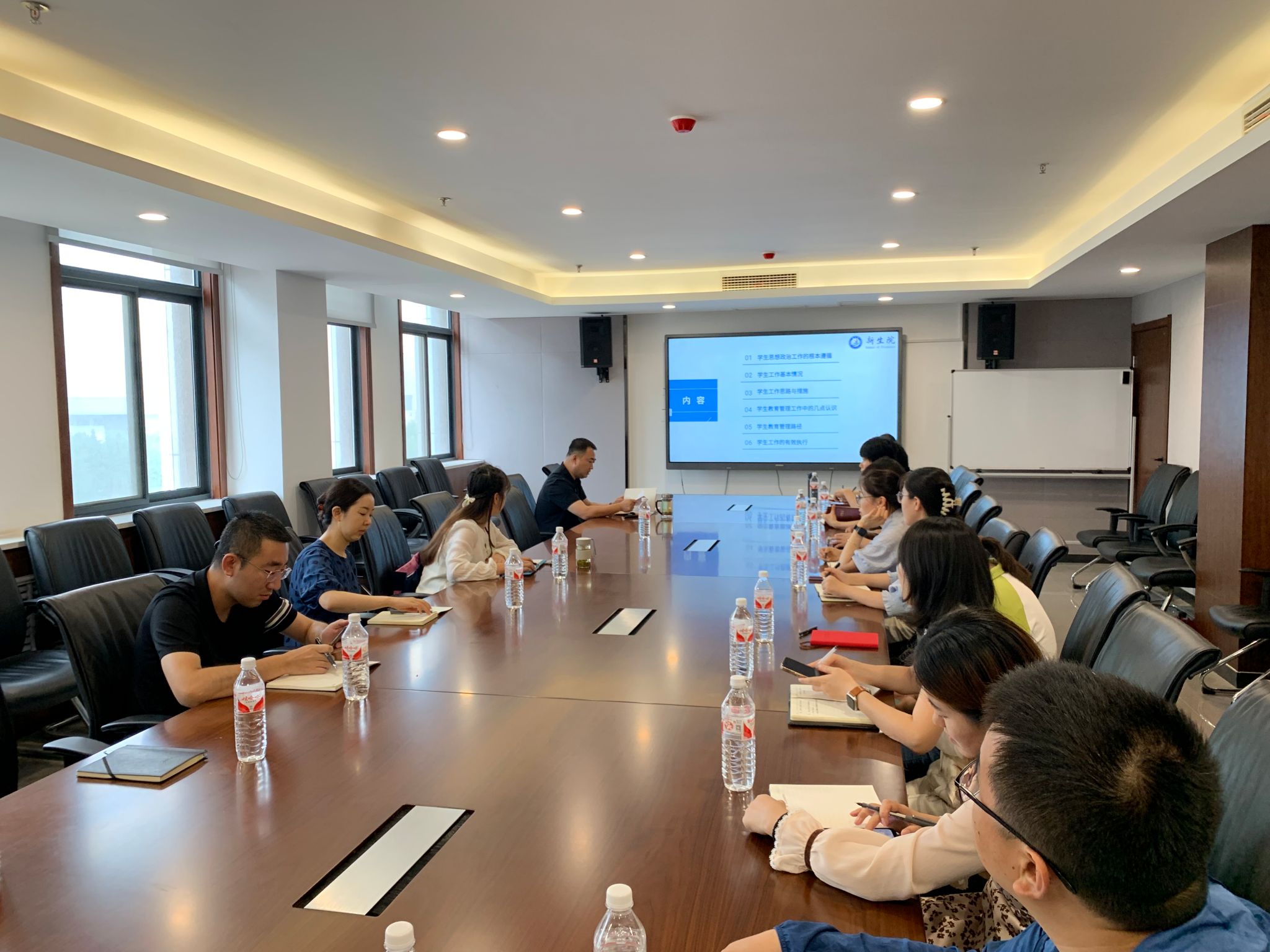 中文字幕av
召开辅导员学生工作培训会