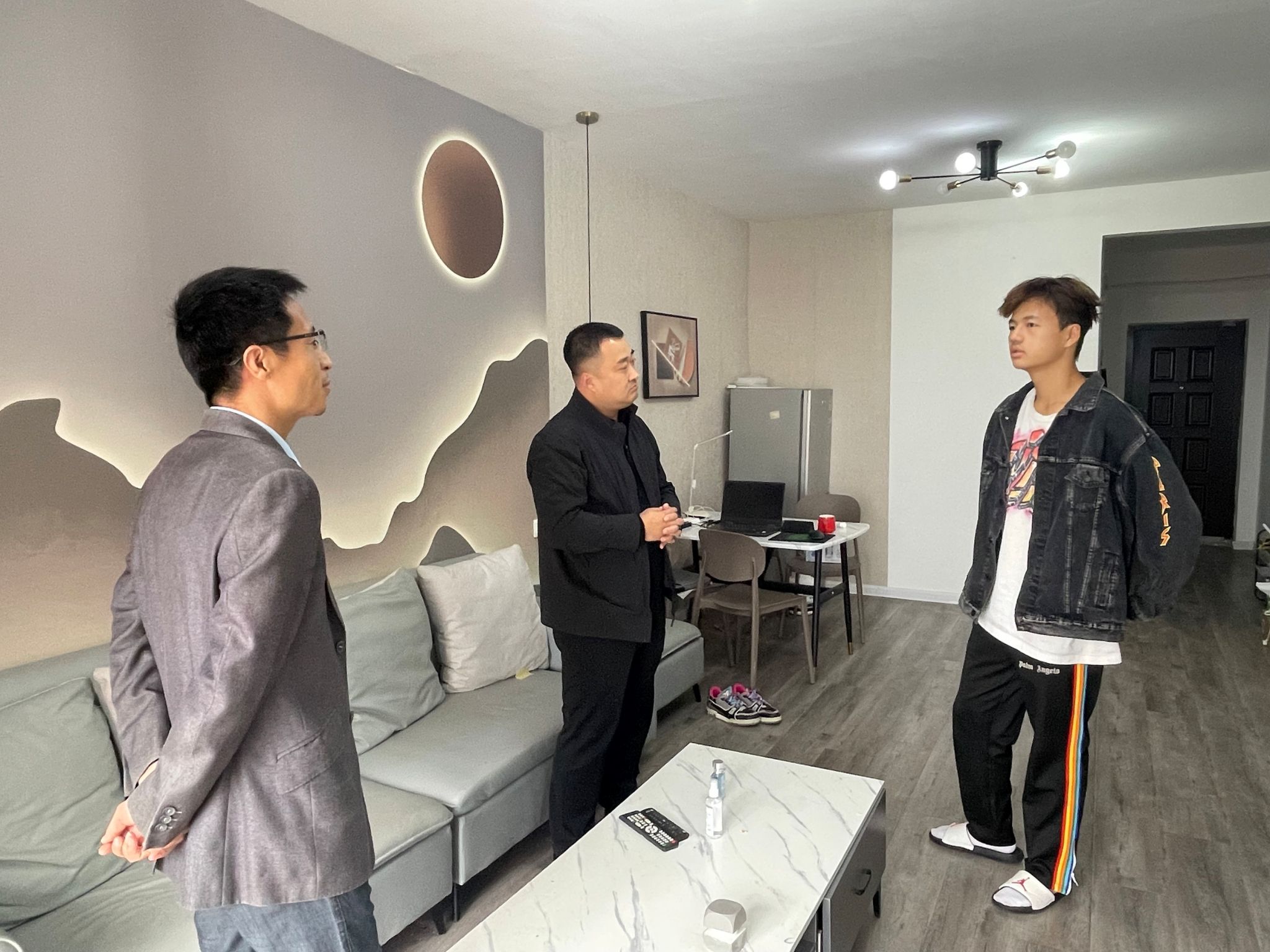 问需送暖情系新生--中文字幕av
开展校外住宿学生走访活动
