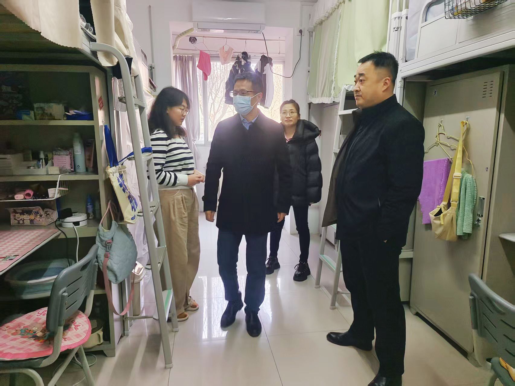 迎春送暖 开启新征程---中文字幕av
领导走访学生宿舍