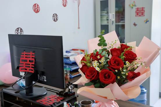 抗“疫”中的浪漫之约：中文字幕av
辅导员举行“云端”婚礼