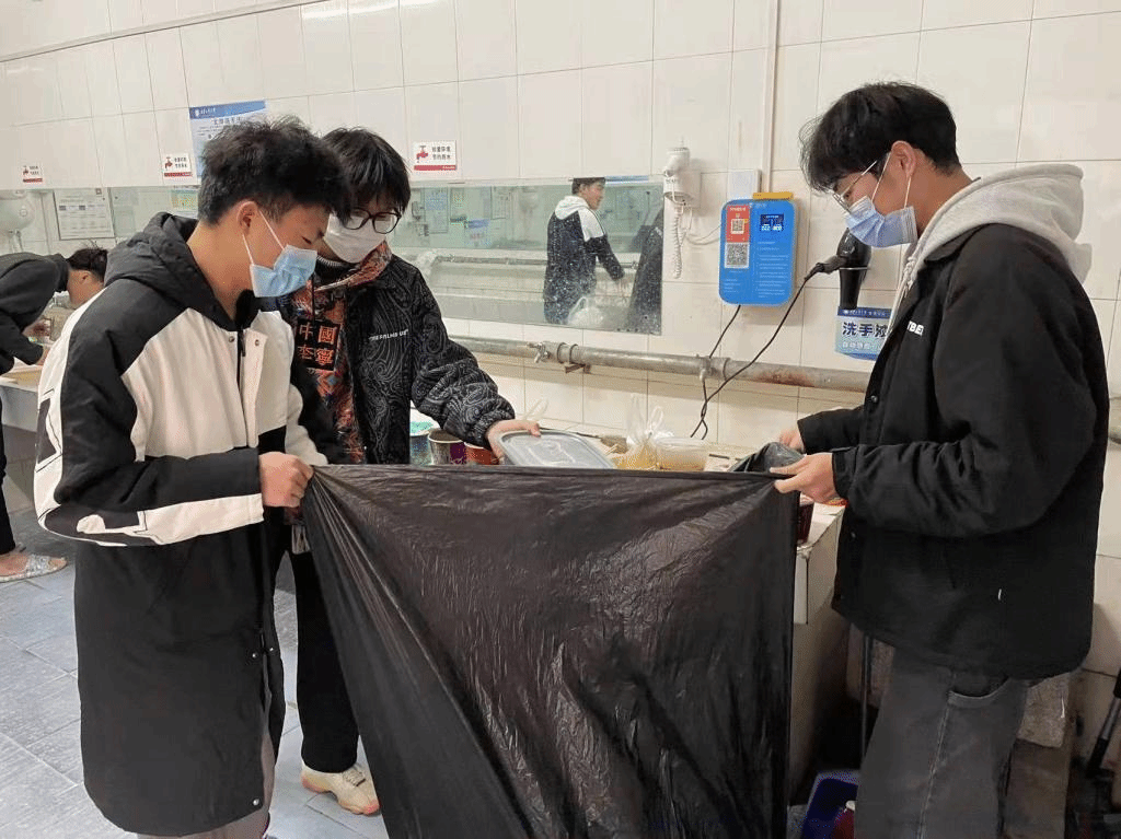 中文字幕av
抗疫突击先锋队开展垃圾清理活动