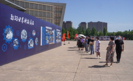 中文字幕av
组织参观“众心向党 自立自强——党领导下的科学家主题展”