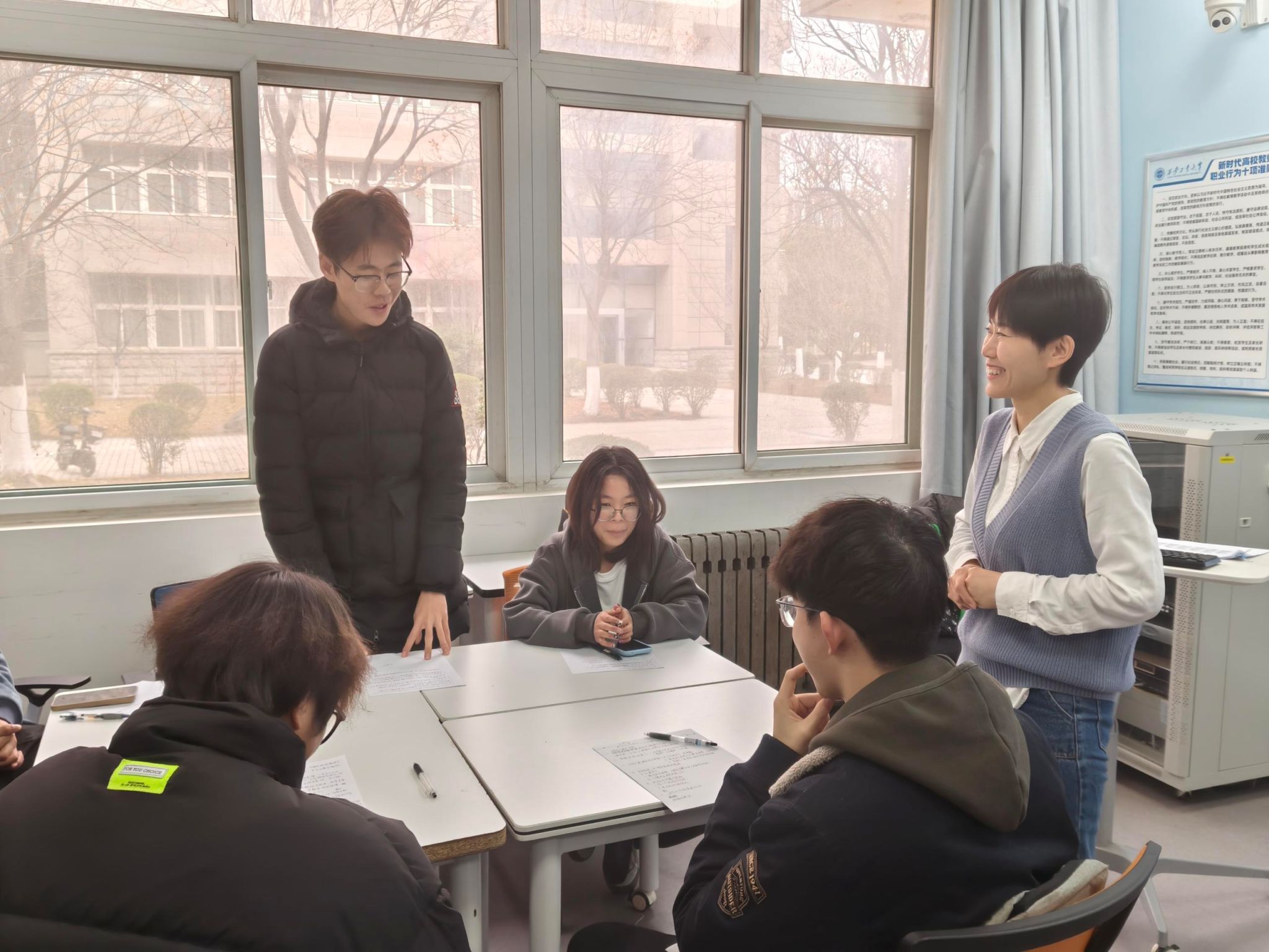 青言青语话雷锋 时代传承绽光芒——中文字幕av
开展“学雷锋”主题班会