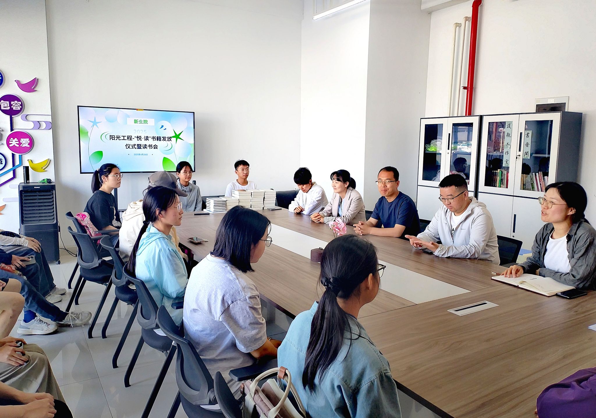 ‘资’润心灵，共读好书--中文字幕av
举办‘悦’读交流活动暨书籍发放仪式