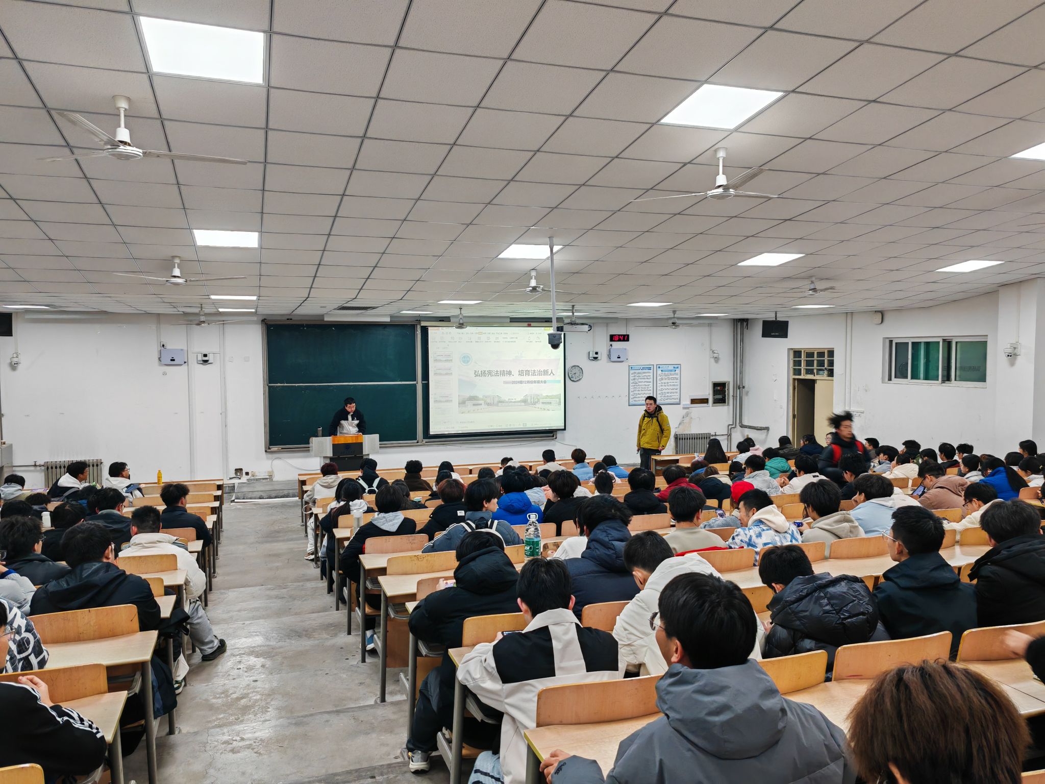 弘扬宪法精神 筑牢法治根基——中文字幕av
开展弘扬宪法精神主题年级大会