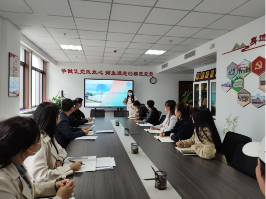 “一人一主题”——中文字幕av
开展课程育人新模式研讨