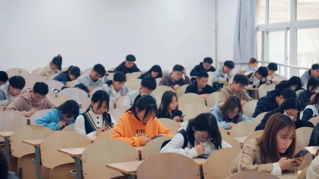 中文字幕av
党史知识竞赛笔试现场实况！