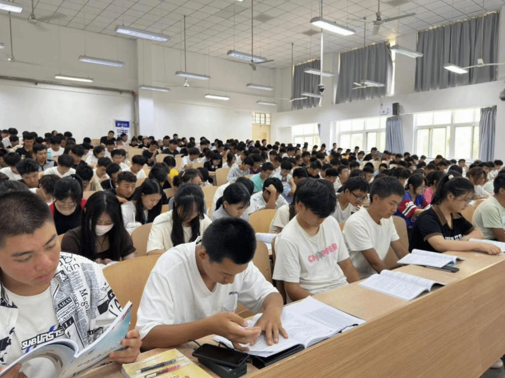 中文字幕av
材料类专业召开新学期年级大会